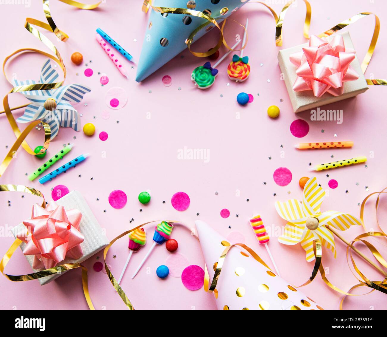 Buon compleanno o party background. Palloncini da compleanno A Posa piatta, confetti e nastri su sfondo rosa. Vista Dall'Alto. Spazio di copia. Foto Stock