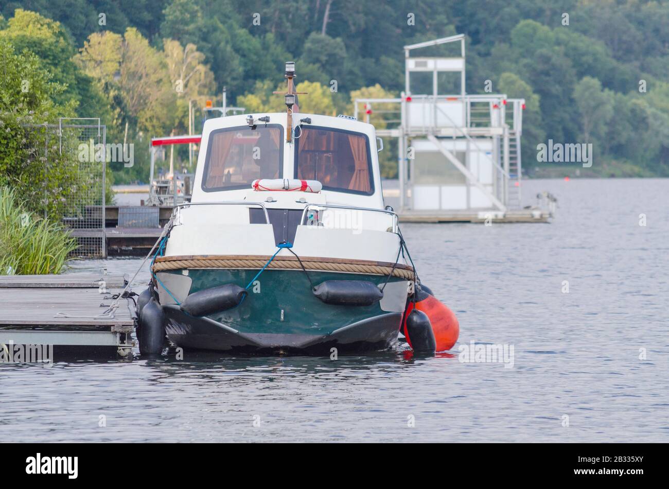 Essen, Germania - Juni 21, 2014: Licenza gratuita barca houseboat la flotta verde ormeggiata al Baldeneysee di Essen. La Green Fleet ha affittato vari Foto Stock