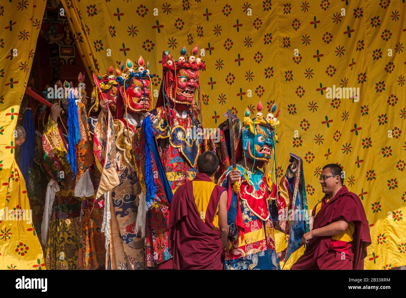 Kathmandu, Nepal – 19 Febbraio 2012: La Comunità Buddista Tibetana Celebra Losar, (Anno Nuovo Tibetano) Al Monastero Di Shechen Vicino A Boudhanath. Foto Stock