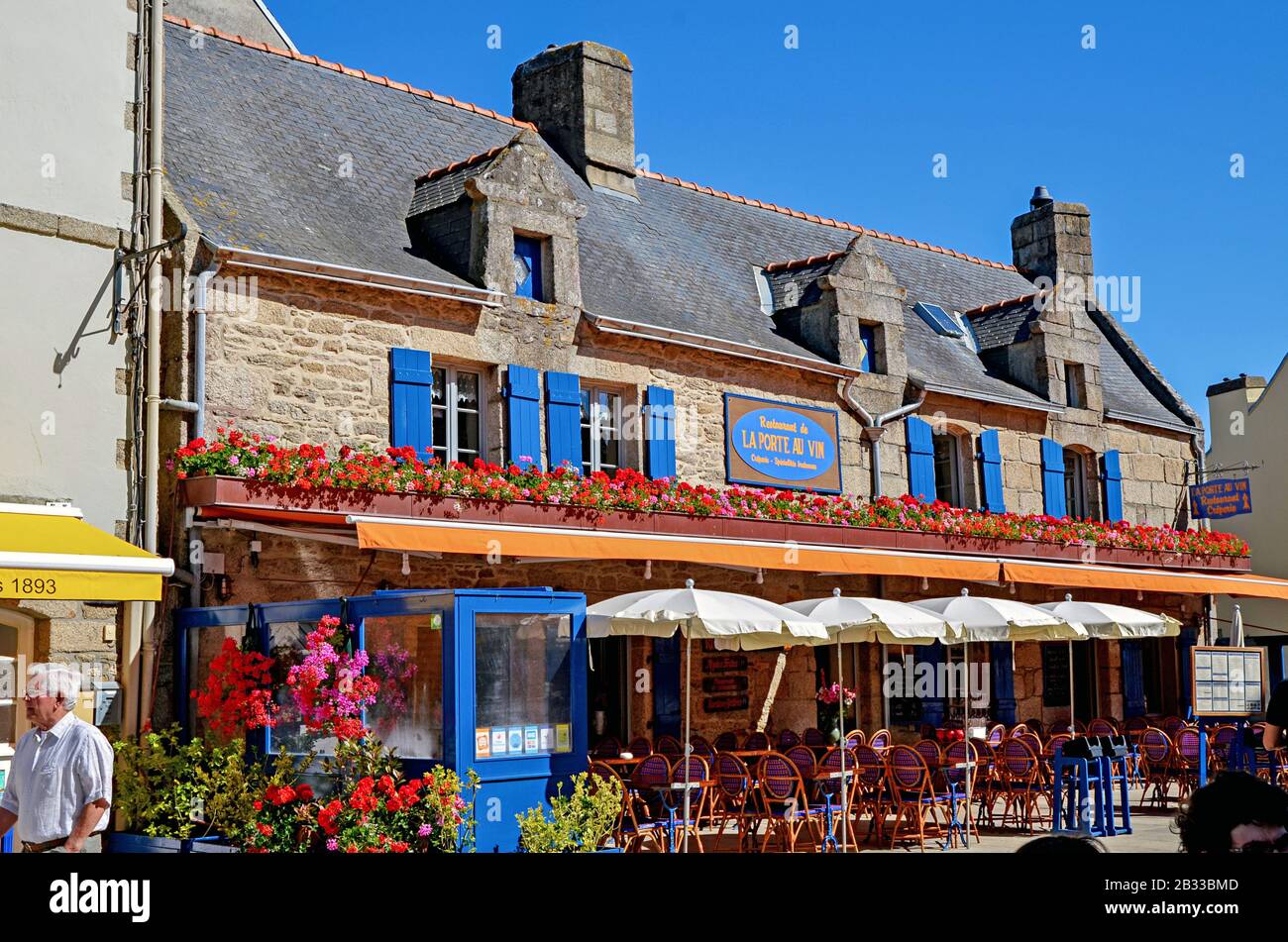 Locronan, Francia - 15 luglio 2016: Strade medievali di Locronan, una piccola città della Bretagna, Francia. È uno dei più bei villaggi di Francia Foto Stock
