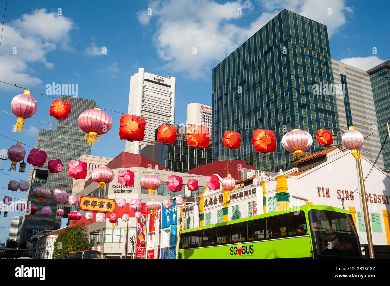 24.01.2020, Singapore, Repubblica di Singapore, Asia - decorazione annuale della strada con lanterne colorate di carta lungo South Bridge Road. Foto Stock