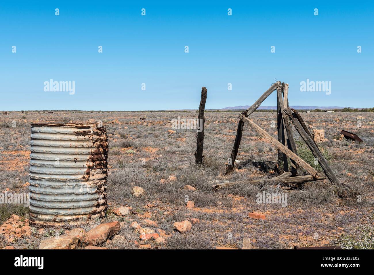 Un vecchio edificio in rovina e detriti sparsi nella città fantasma di farina nel nord dell'Australia del sud. Foto Stock