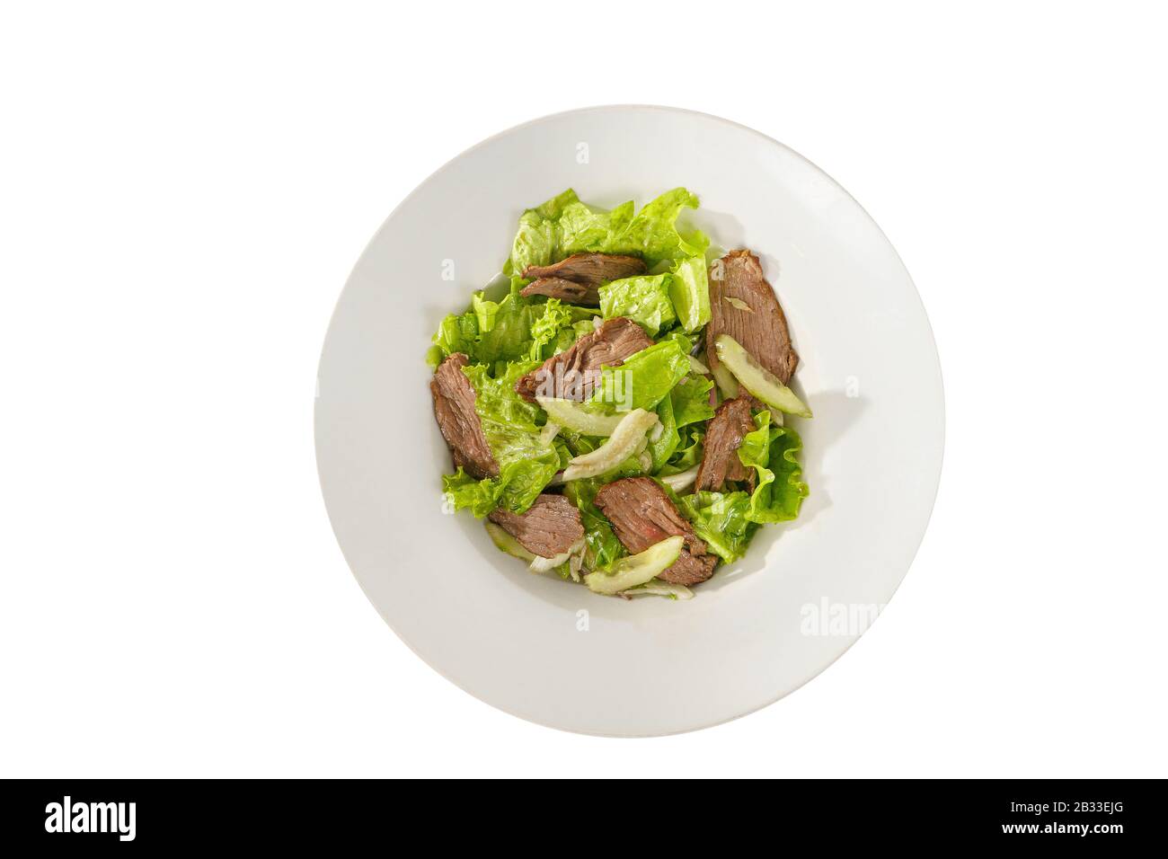 insalata con fegato di pollo, carne, manzo, cipolla, cetriolo, lattuga su piastra, sfondo bianco isolato, vista dall'alto. Per il menu, ristorante, bar caffetteria Foto Stock
