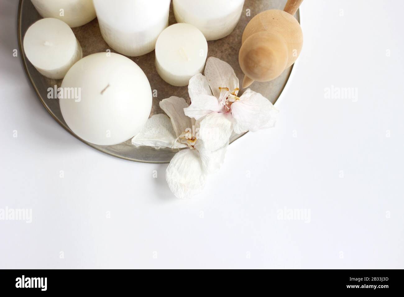 Candele bianche con fiori immagini e fotografie stock ad alta risoluzione -  Alamy