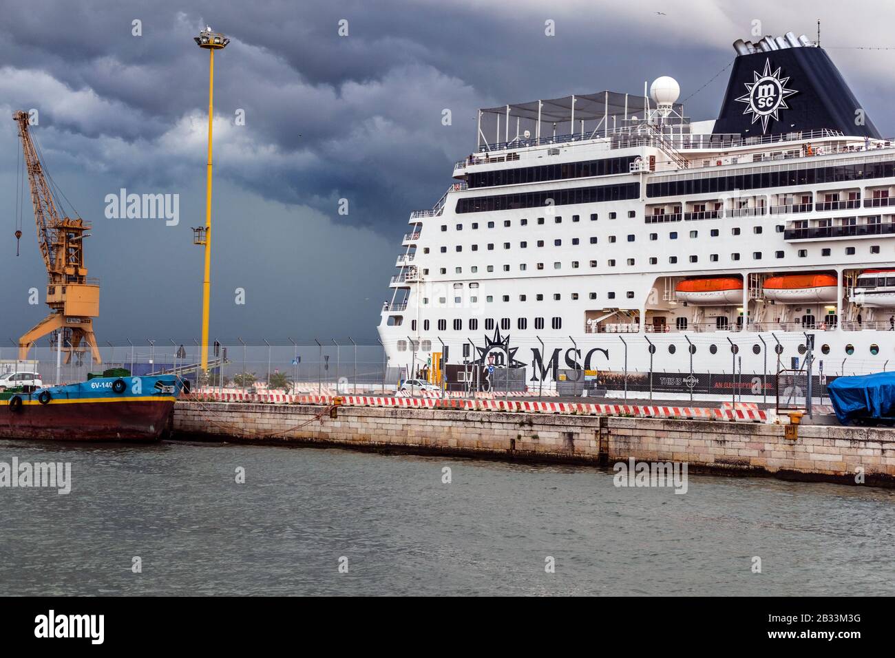 Porto.nave da crociera nei moli di una notte di tempesta a Venezia, italia Foto Stock