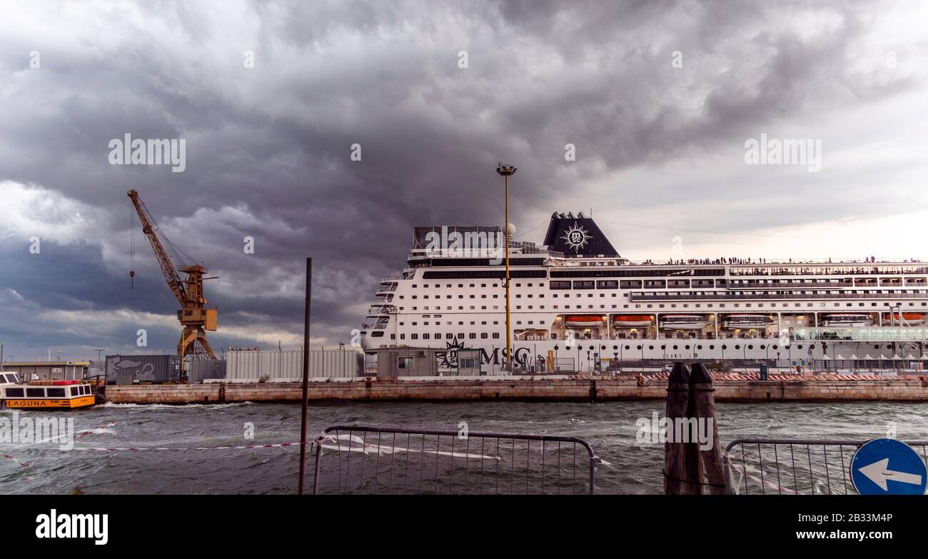 Porto.nave da crociera nei moli di una notte di tempesta a Venezia, italia Foto Stock