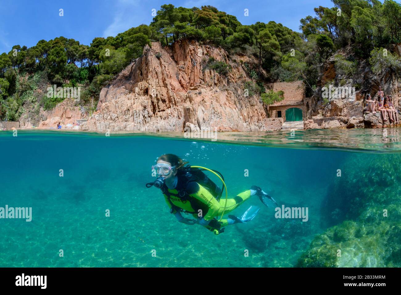 Donna sciuab subacqueo su housereef in Tamariu, Costa Brava, Spagna, Mar Mediterraneo, MR Foto Stock