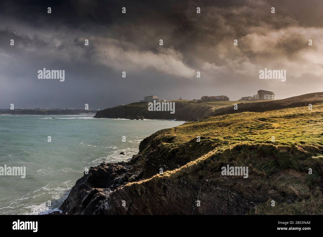 Le nubi di tempesta si addensano su Newquay mentre Storm Jorge arriva sulla costa della Cornovaglia. Foto Stock