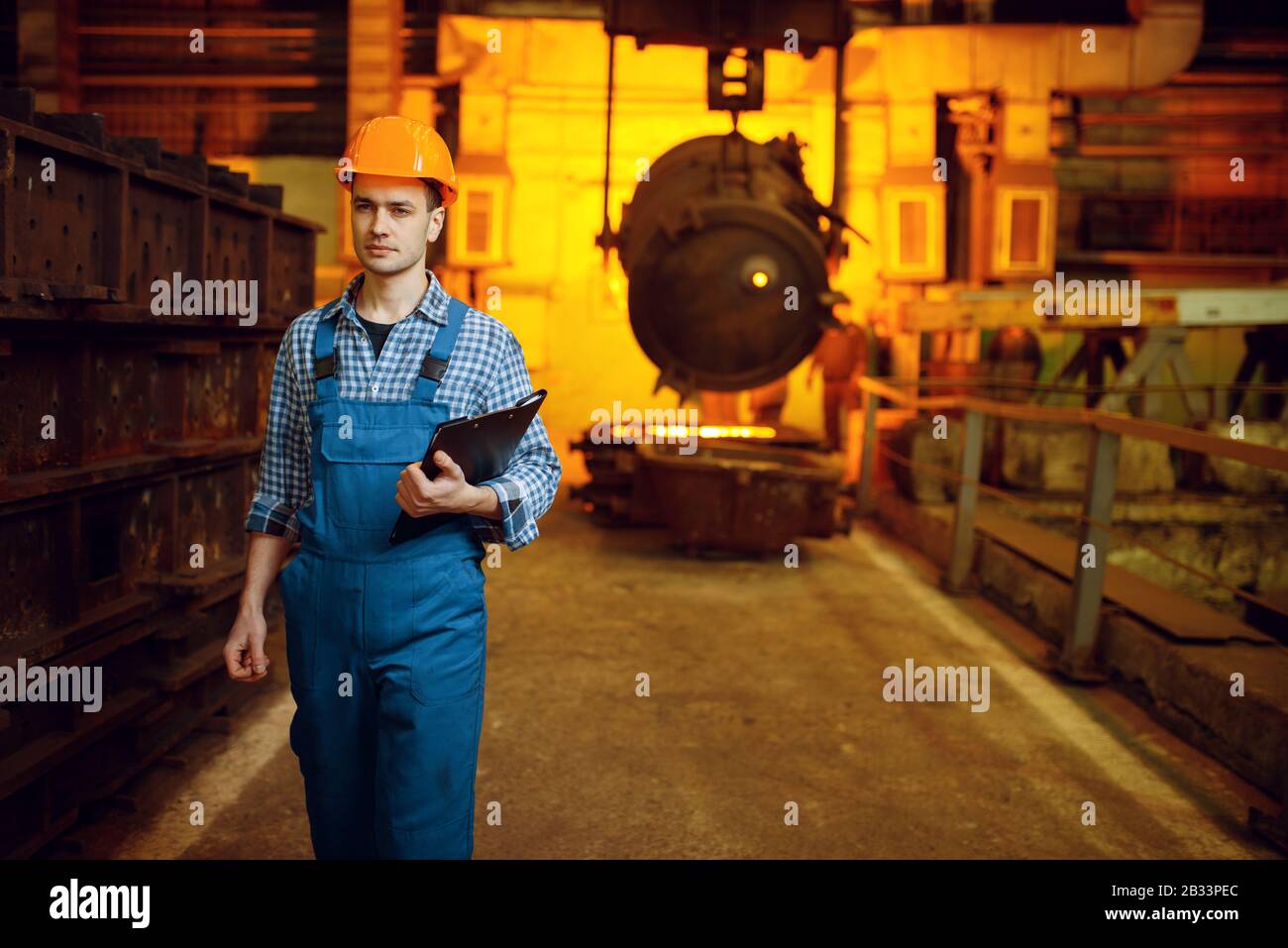 Acciaieria, forno e metallo liquido nel cestello Foto Stock