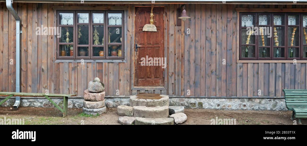 Solito marcio legno vintage muro di capannone rurale con vecchia porta per lo stoccaggio di legna da ardere e utensili agricoli. Collage panoramico da diversi outdoo Foto Stock