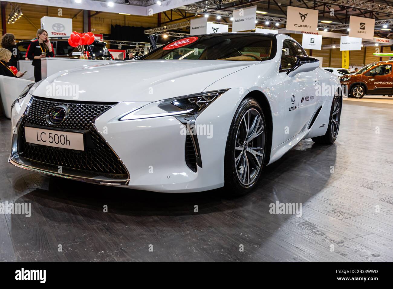 Riga, Lettonia - 12 Aprile 2019: nuovi e costosi lusso auto sportive in Lexus LC 500h nello showroom - immagine Foto Stock