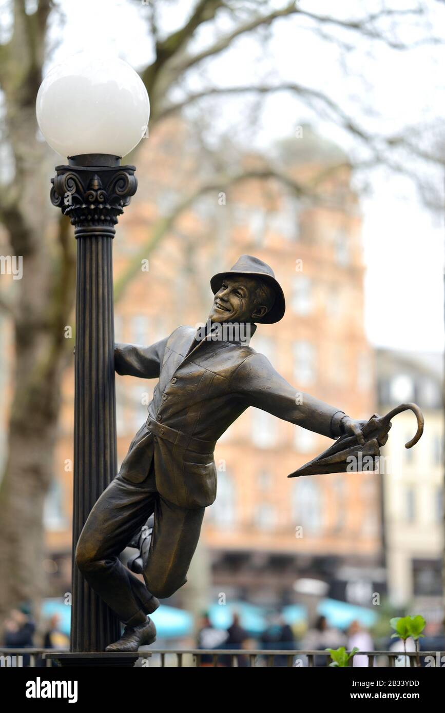Londra, Inghilterra, Regno Unito. Percorso della statua di 'Scenic in the Square' - Gene Kelly in 'Singing in the Rain' Foto Stock