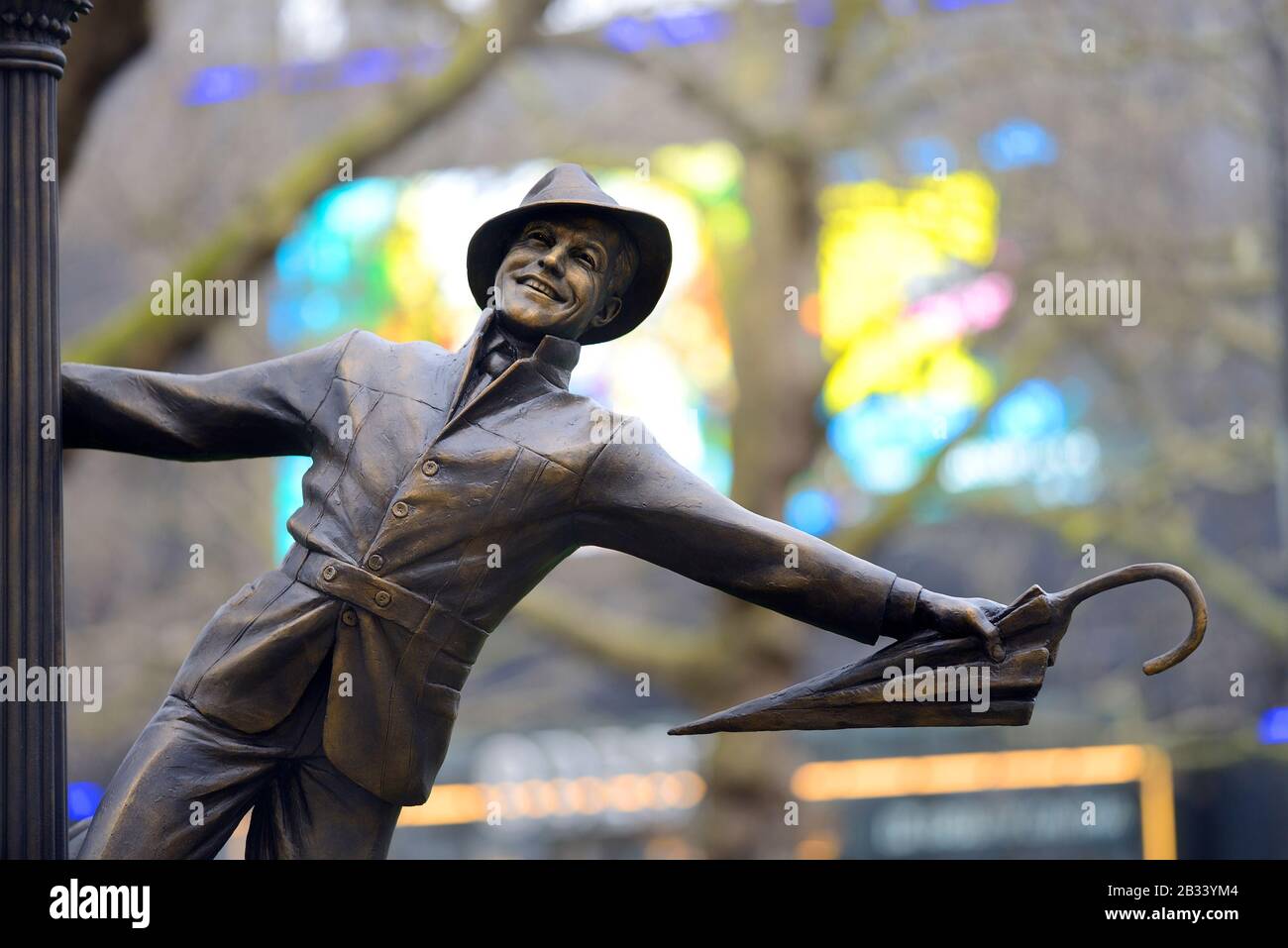 Londra, Inghilterra, Regno Unito. Percorso della statua di 'Scenic in the Square' - Gene Kelly in 'Singing in the Rain' Foto Stock