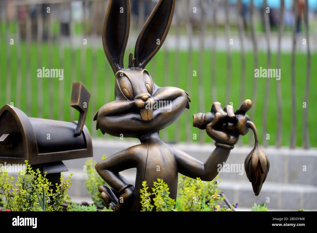 Londra, Inghilterra, Regno Unito. Sentiero per la statua di 'Scenic in the Square' - Bugs Bunny Foto Stock