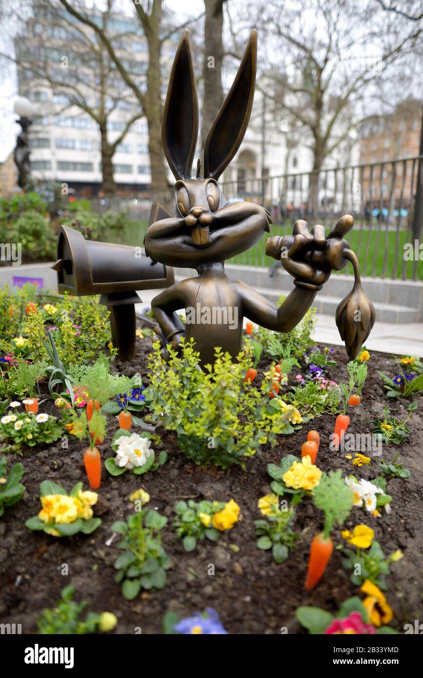 Londra, Inghilterra, Regno Unito. Sentiero per la statua di 'Scenic in the Square' - Bugs Bunny Foto Stock
