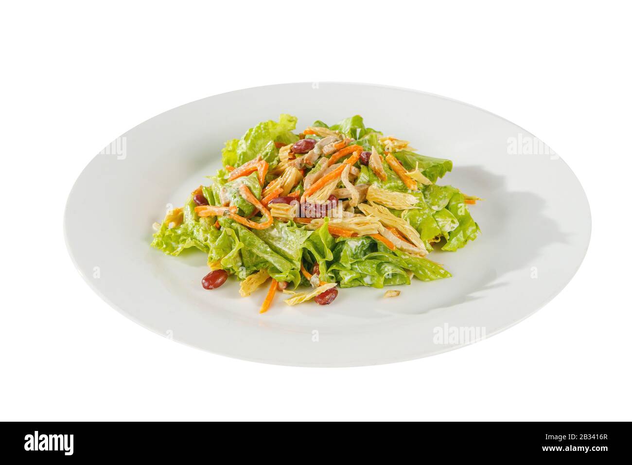 Insalata con fagioli, asparagi, carote coreane, pollo, lattuga su piastra, vista Laterale bianca isolata sullo sfondo. Per il menu, ristorante, bar, caffetteria Foto Stock