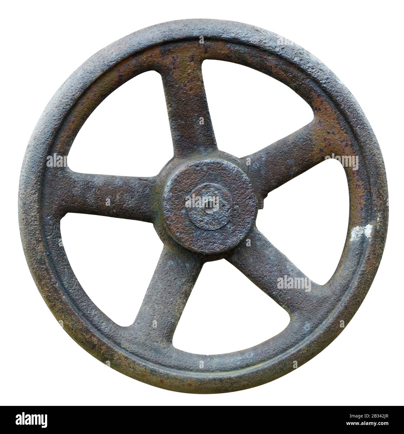 Ruota di piccole dimensioni in metallo arrugginito da una valvola per macchinari agricoli retrò. Isolato su bianco con patch colori naturali macro semplicistico Foto Stock