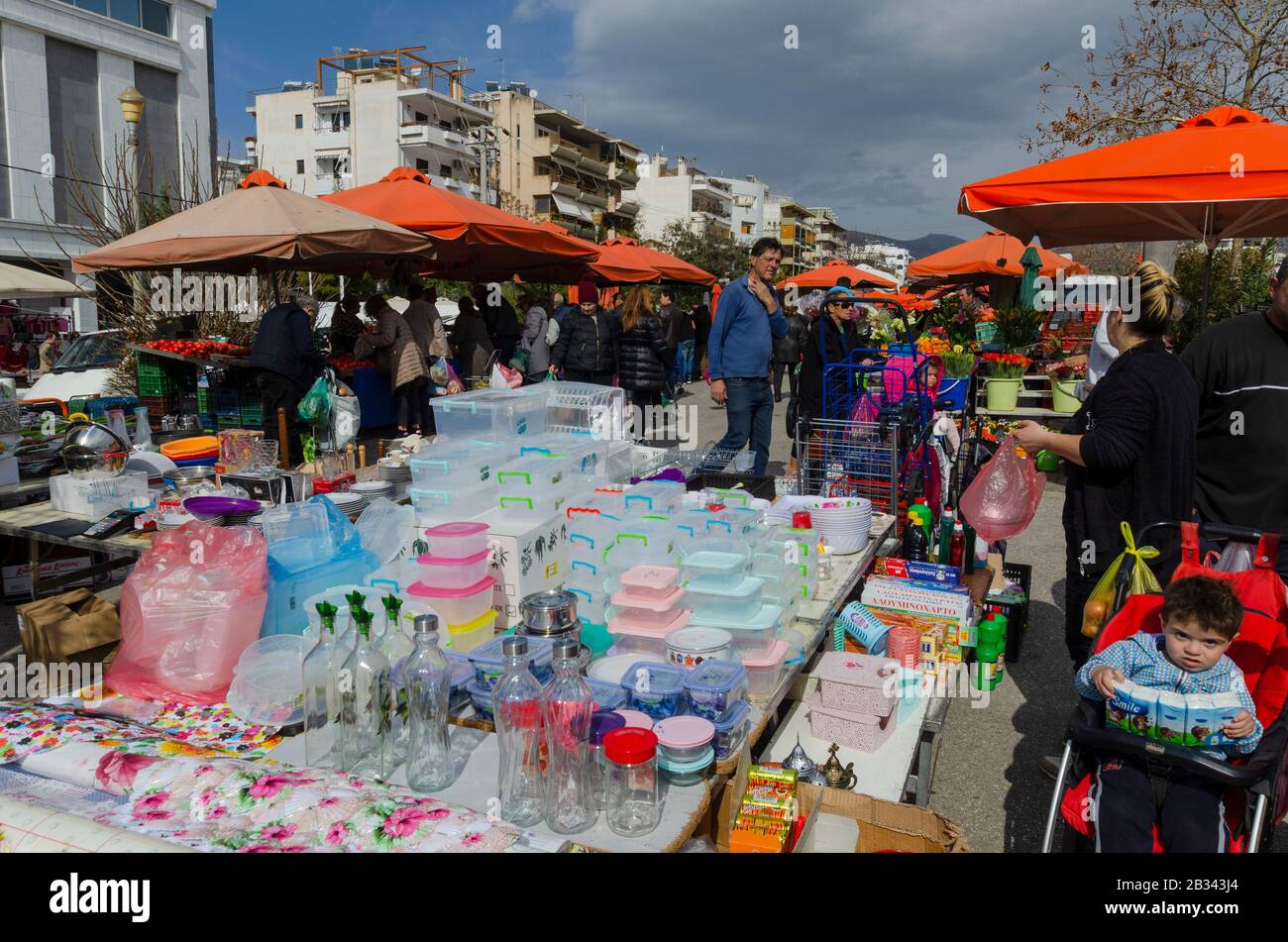 Atene, GRECIA - 25 Feb 2020 - negozio Di Persone al mercato settimanale in Glyfada Atene Attica Grecia Foto Stock