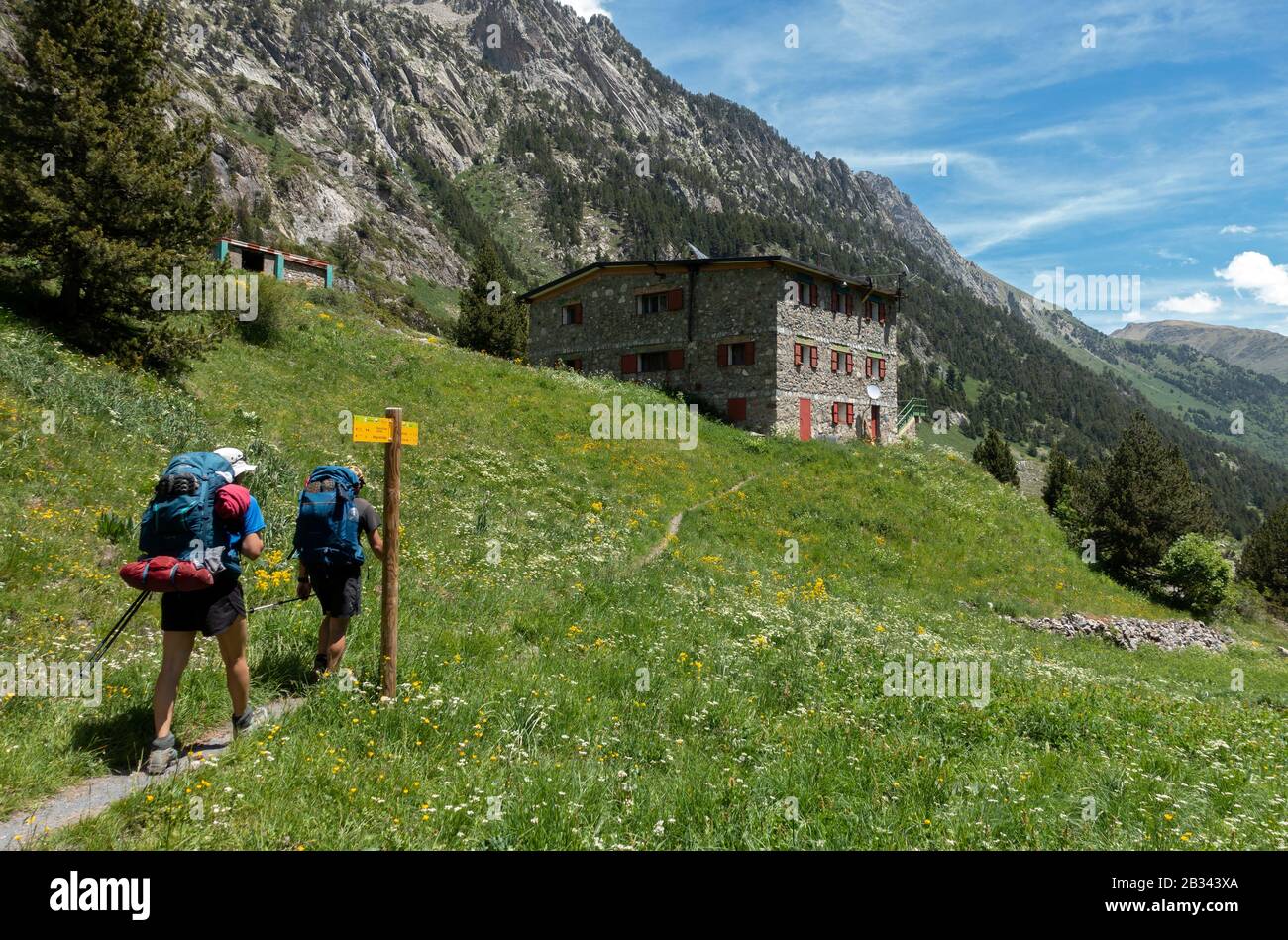 Trekkers arrivare a Estos rifugio di montagna.Estos valle.Posets-Maladeta Parco Naturale.Pyrenees.Huesca.Spain Foto Stock