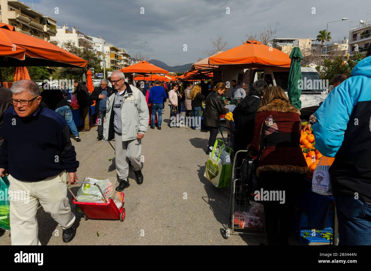 Atene, GRECIA - 25 Feb 2020 - negozio Di Persone al mercato settimanale in Glyfada Atene Attica Grecia Foto Stock