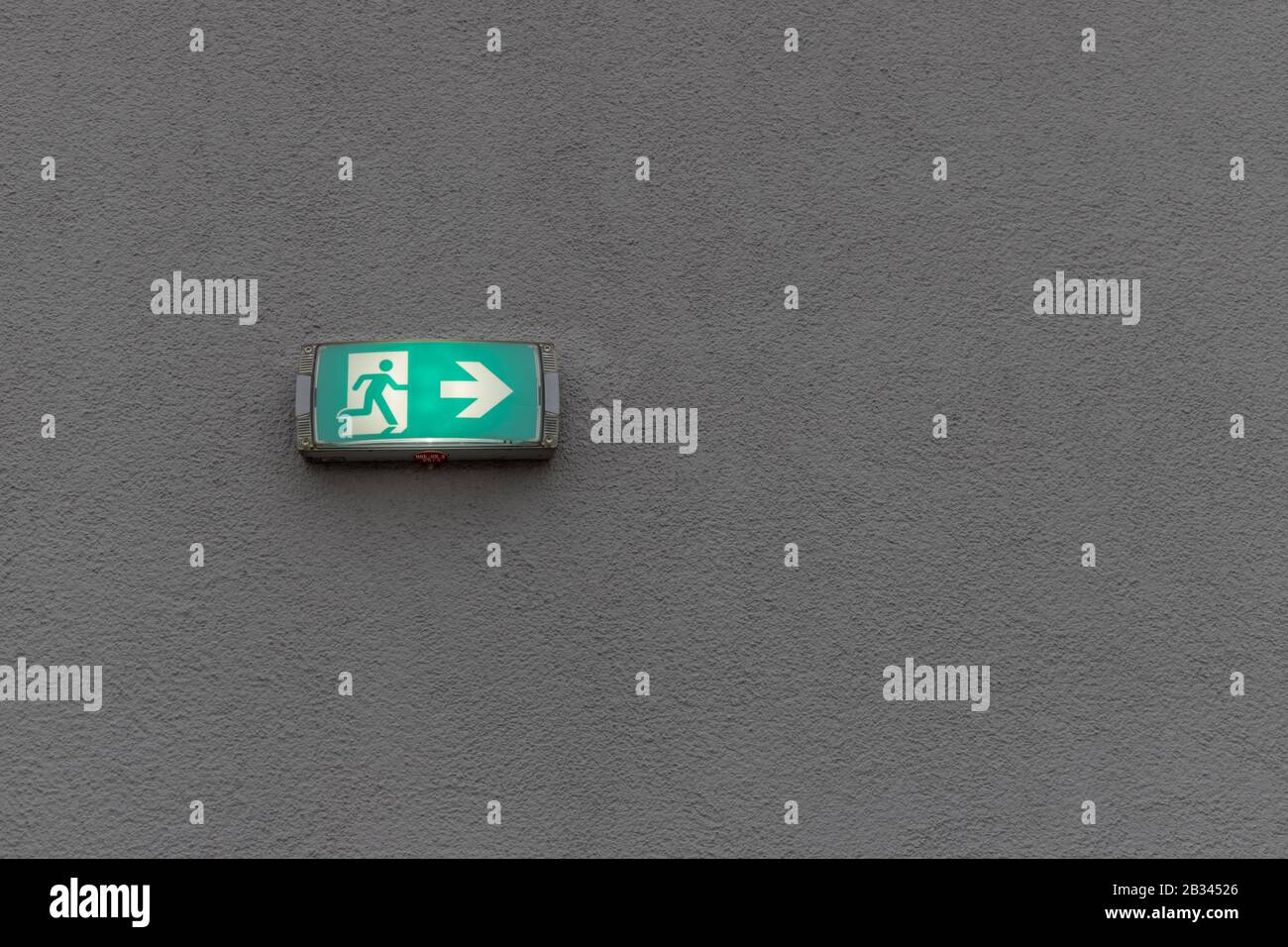 questo segno su una parete mostra il percorso di fuga con una freccia Foto Stock