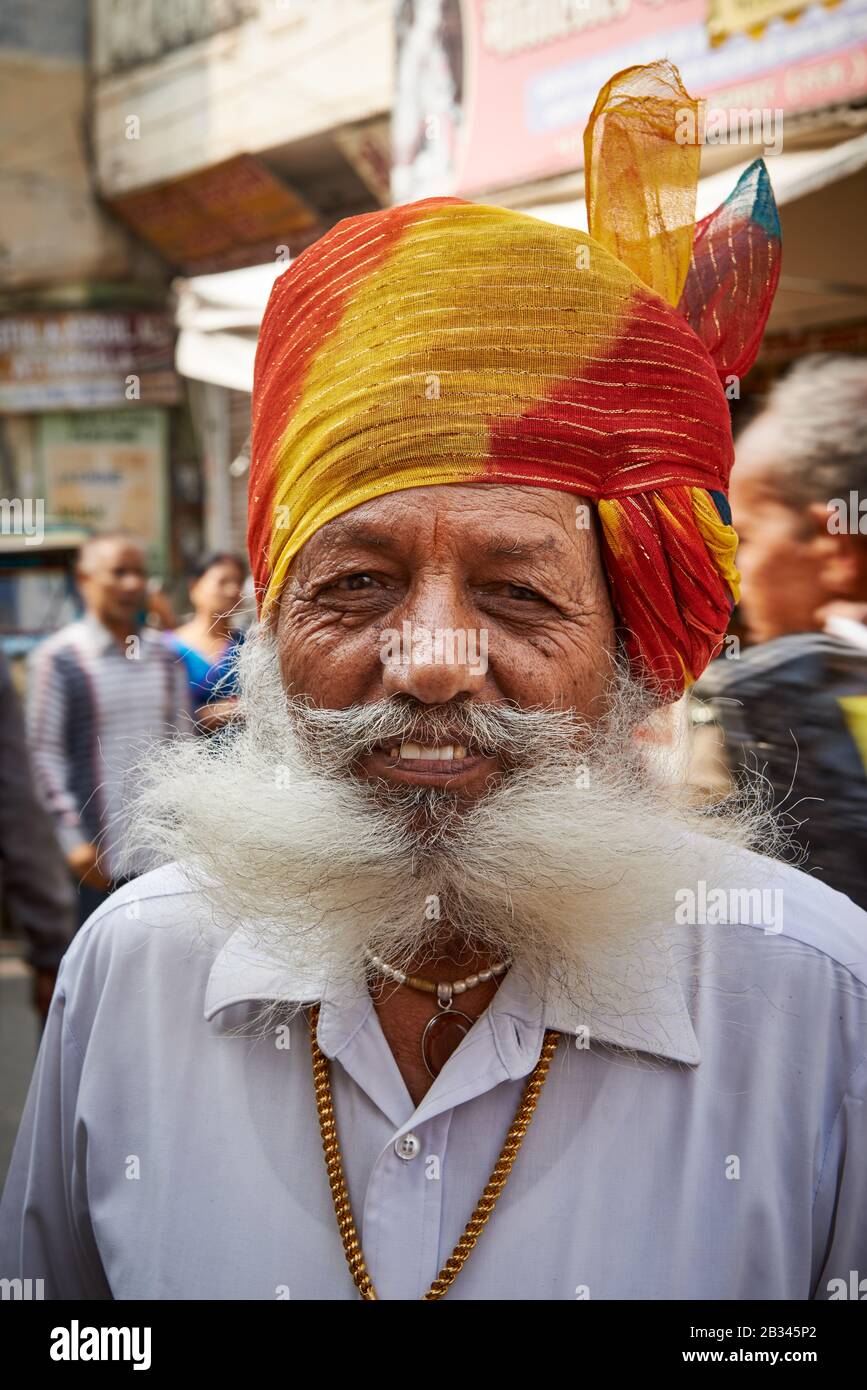 Einheimischer Mann mit Turban und Bart, Udaipur, Rajasthan, Indien |uomo locale con un turbante e barba, Udaipur, Rajasthan, India| Foto Stock