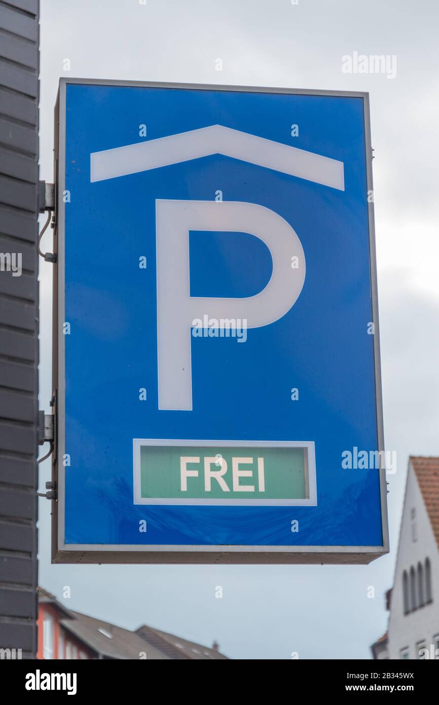 cartello informativo per un garage con posti auto gratuiti Foto Stock