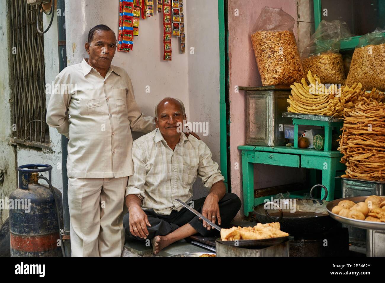 Ritratto di due uomini ad un negozio di cibo, Udaipur, Rajasthan, India Foto Stock