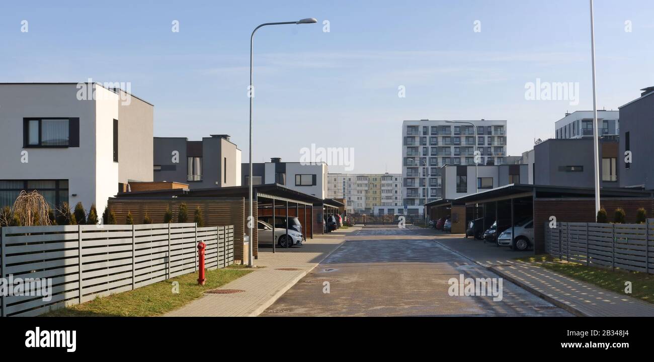 Vilnius, LITUANIA - 09 FEBBRAIO 2020: Le nuove abitazioni standard moderne e le aree di parcheggio per le famiglie giovani. Una recinzione in legno limita le aree di variazione Foto Stock