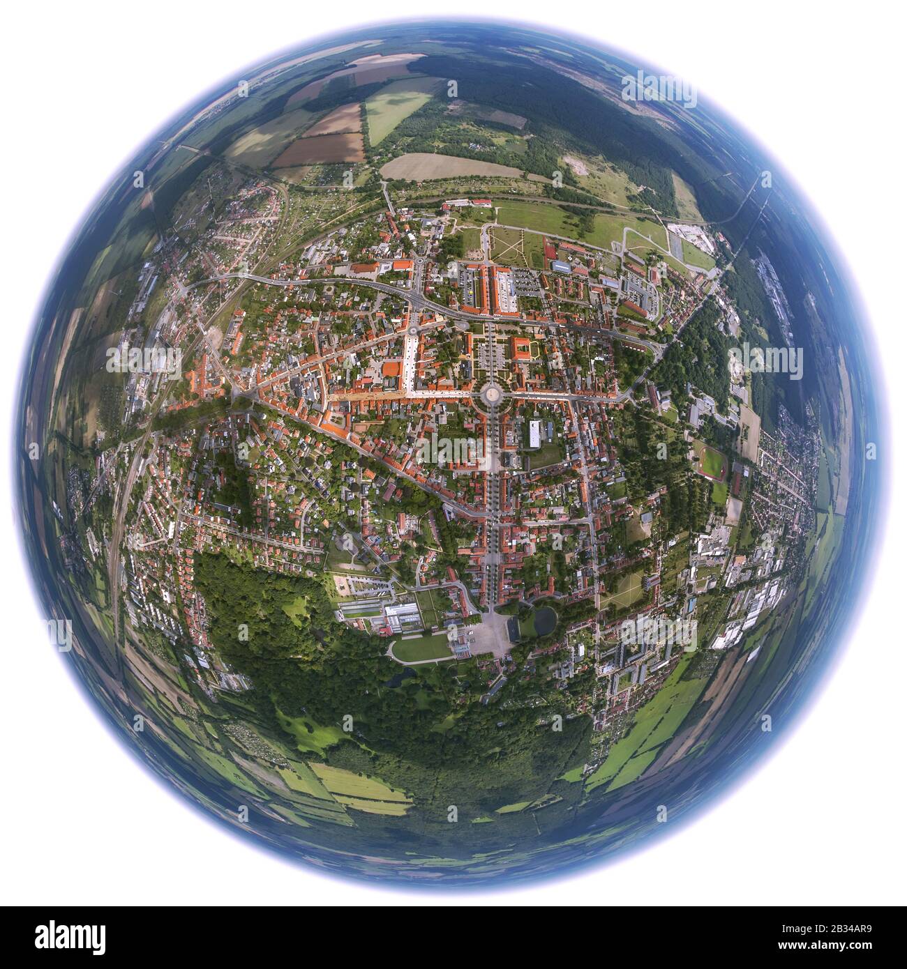 Vista fisheye del centro della città sulla strada per il castello barocco a Ludwigslust, 08.08.2012, vista aerea, Germania, Meclemburgo-Pomerania occidentale, Ludwigslust Foto Stock