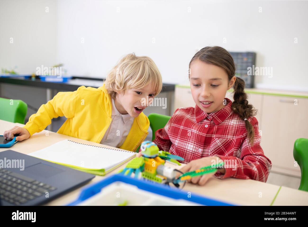 Gli allievi che guardano l'uccello costruibile, essendo usciti Foto Stock