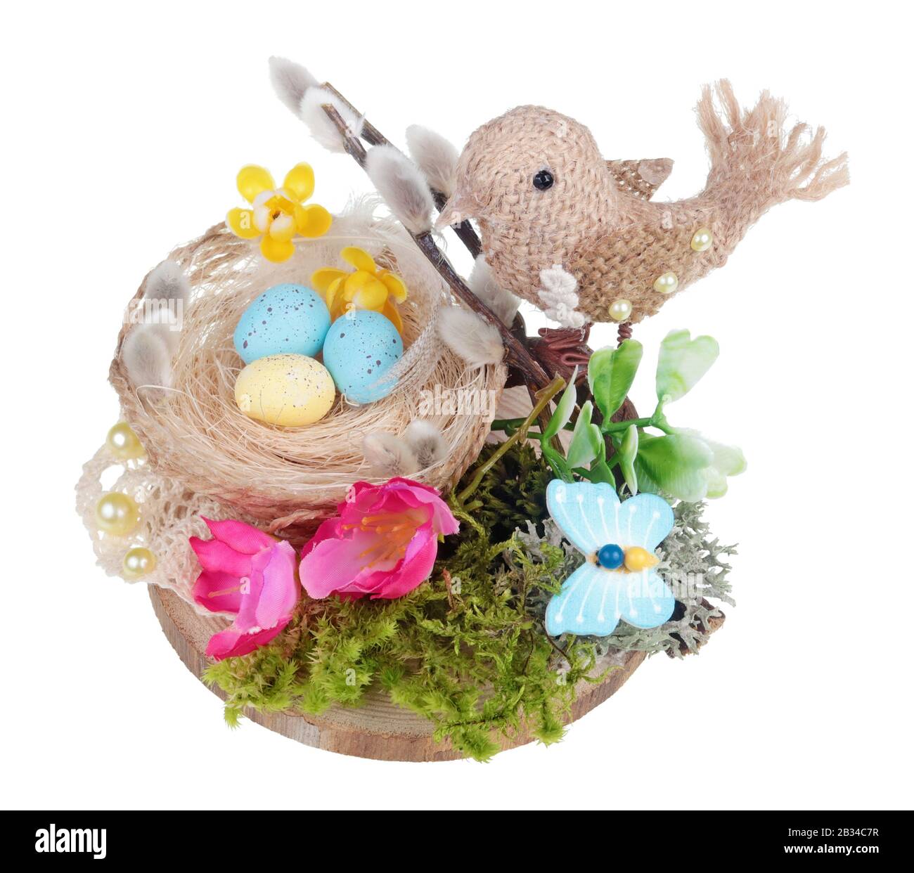 Nido di Pasqua fatto a mano con corda di lino divertente papa uccello e uova. Isolato su bianco studio macro shot Foto Stock