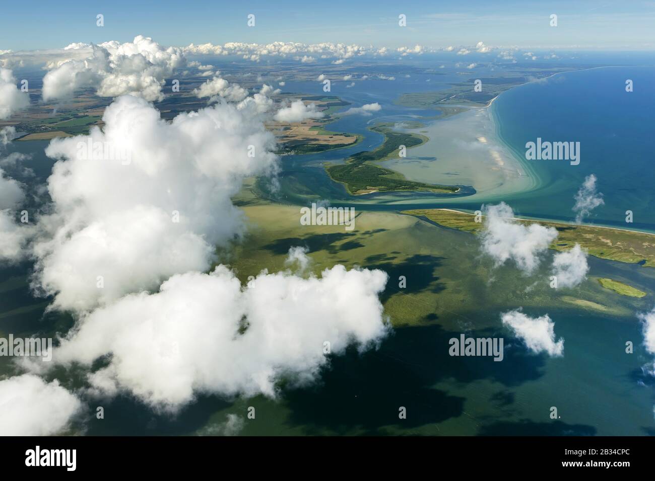 Paesaggio della costa del Mar Baltico e l'isola offshore di Hiddensee Schaprode siizzle sull'isola di Ruegen, 11.08.2012, vista aerea, Germania, Meclemburgo-Pomerania occidentale, Ruegen, Hiddensee Foto Stock