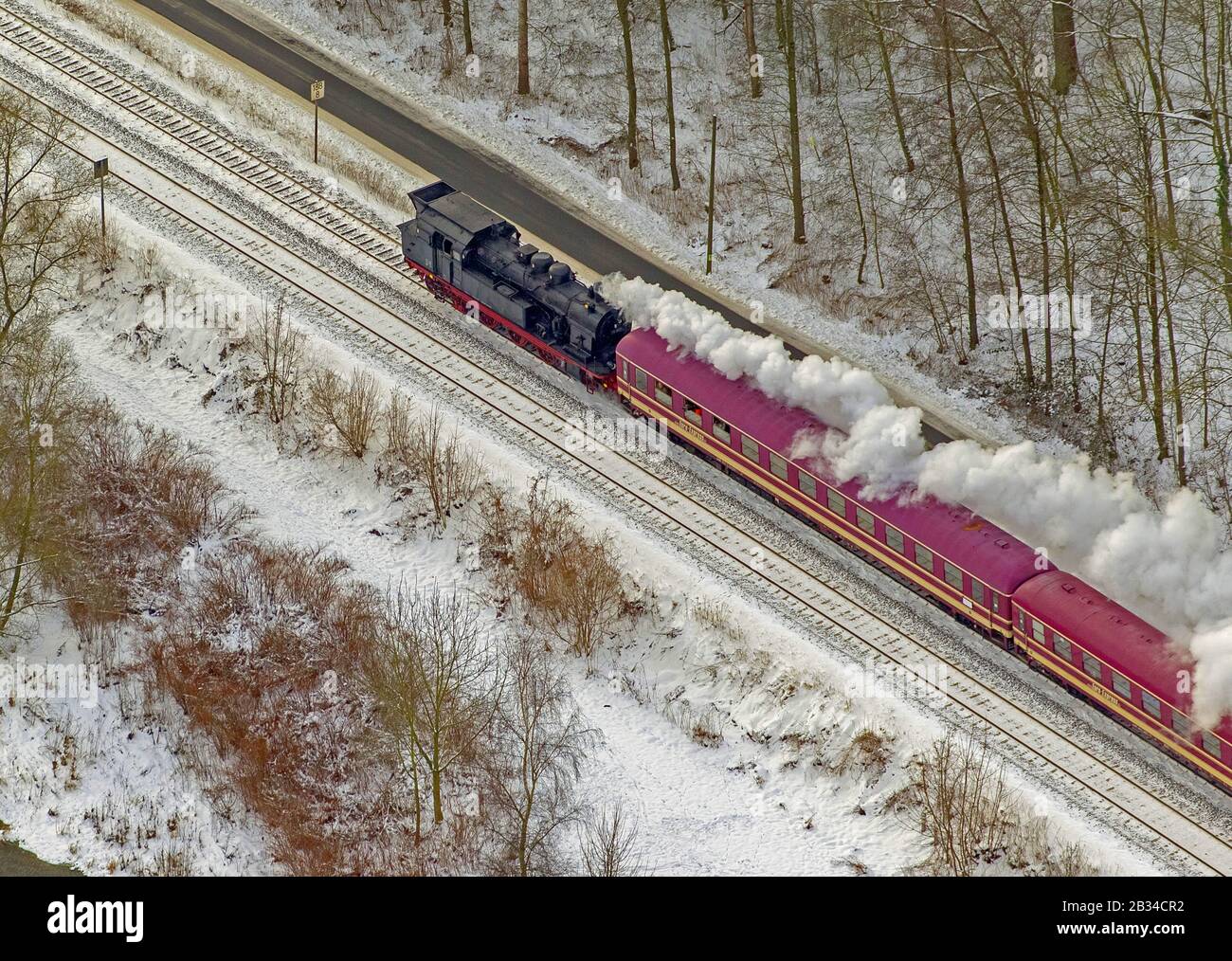 Storica locomotiva a vapore trainata treno tradizionale alla stazione di Arnsberg, 26.01.2013, vista aerea, Germania, Nord Reno-Westfalia, Sauerland, Arnsberg Foto Stock