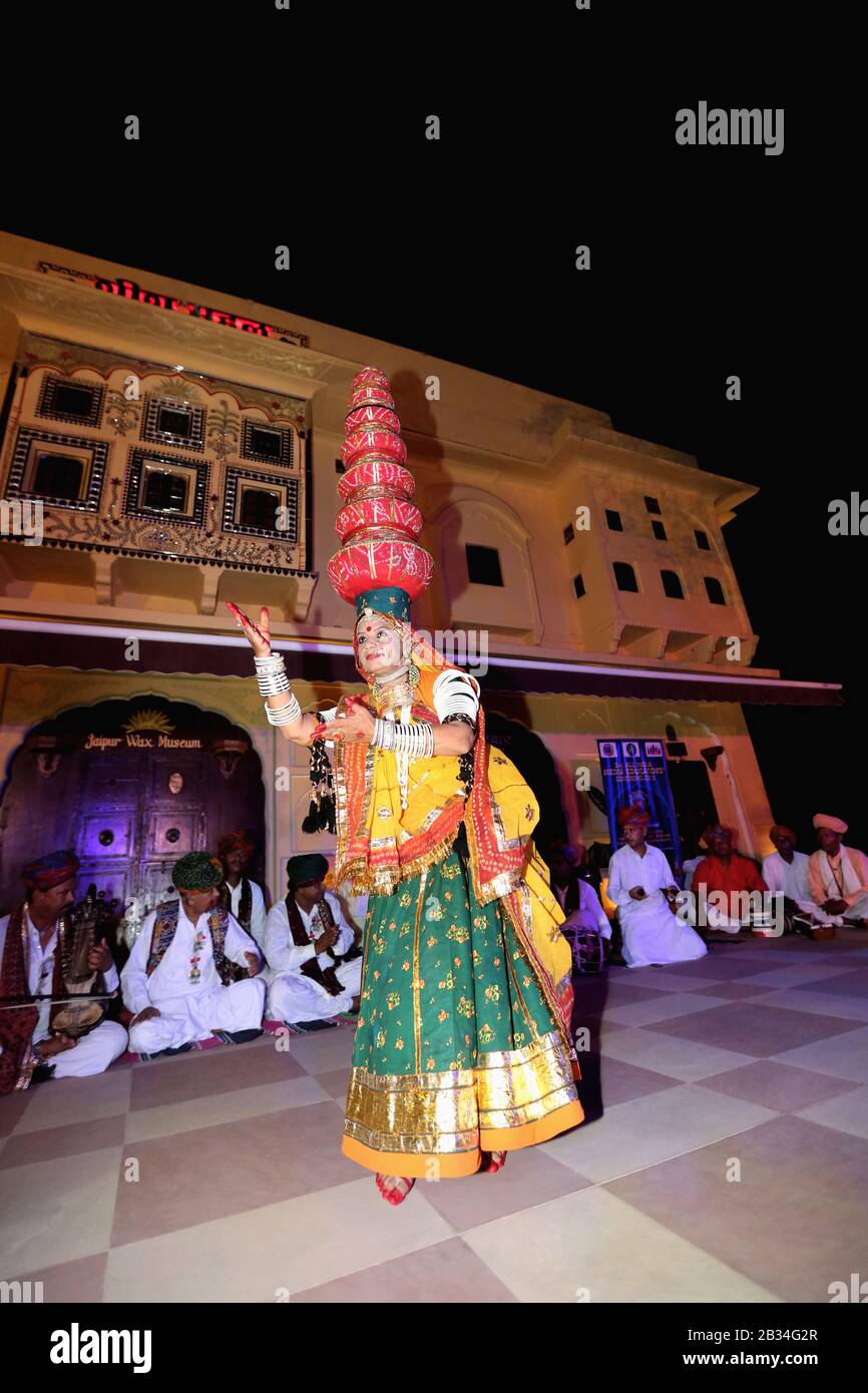 7 Luglio 2018, Jaipur, Rajasthan, India. Bhavai danza. Gli esecutori femminili bilanciano i vasi di terra o le brocche di ottone mentre ballano Foto Stock