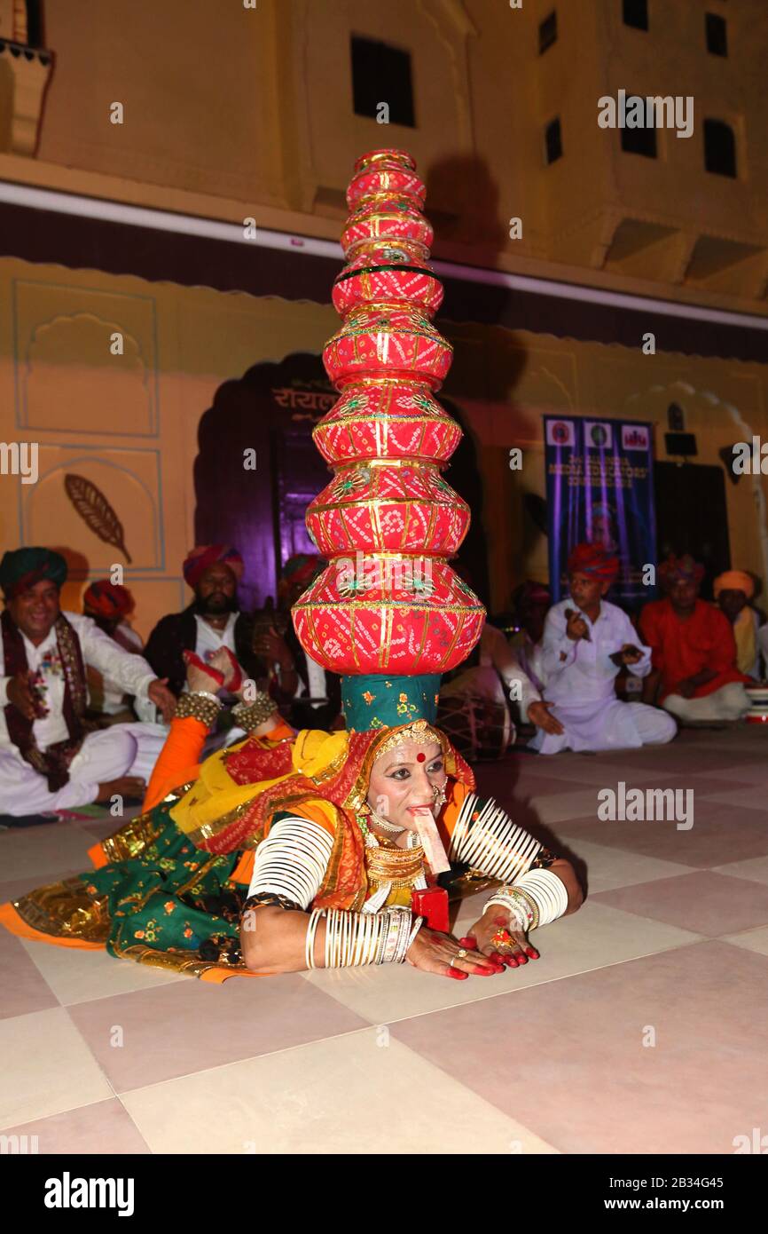 7 Luglio 2018, Jaipur, Rajasthan, India. Bhavai danza. Gli esecutori femminili bilanciano i vasi di terra o le brocche di ottone mentre ballano Foto Stock