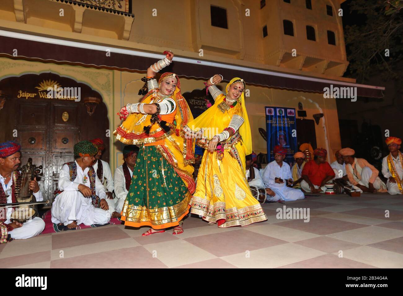 7 Luglio 2018, Jaipur, Rajasthan, India. Due ballerini femminili in abito colorato che si esibiscono a Sheesh Mahal Foto Stock