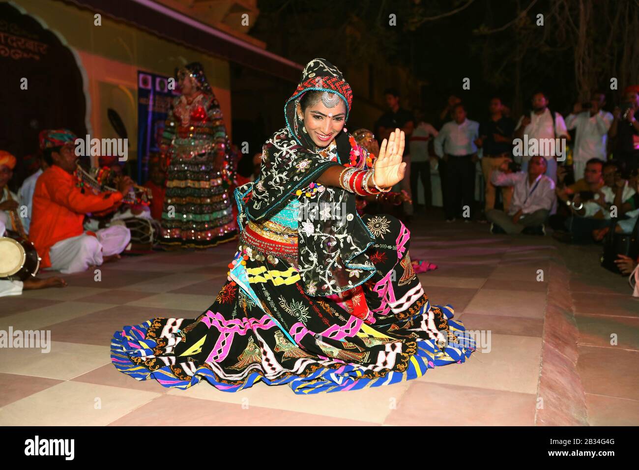 7 Luglio 2018, Jaipur, Rajasthan, India. Ballerina femminile in abito colorato che si profila a Sheesh Mahal Foto Stock