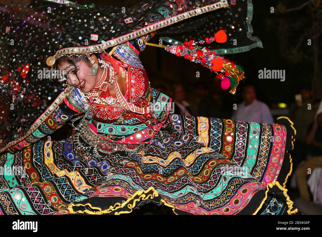 7 Luglio 2018, Jaipur, Rajasthan, India. Due ballerini femminili in abito colorato che si esibiscono a Sheesh Mahal Foto Stock
