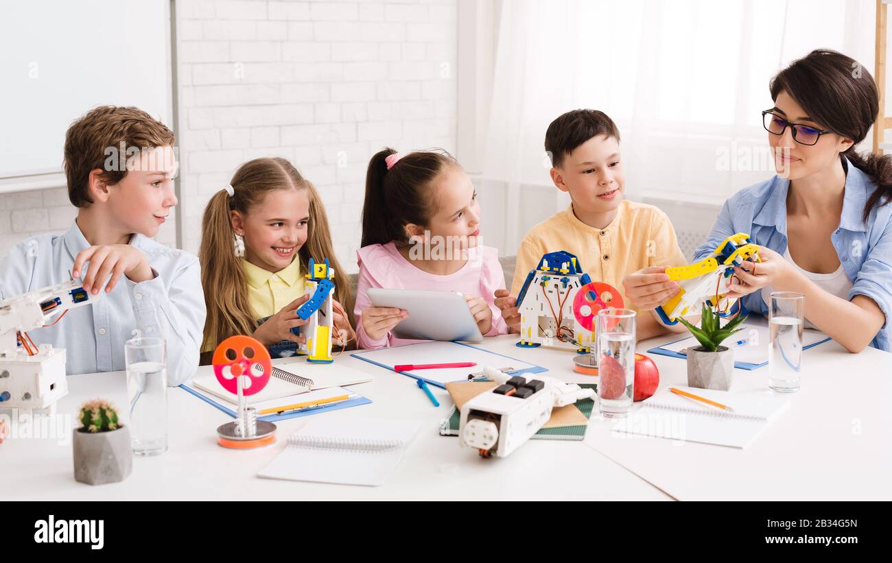 Tecnologie moderne. Insegnante che mostra bambini nuovo robot Foto Stock