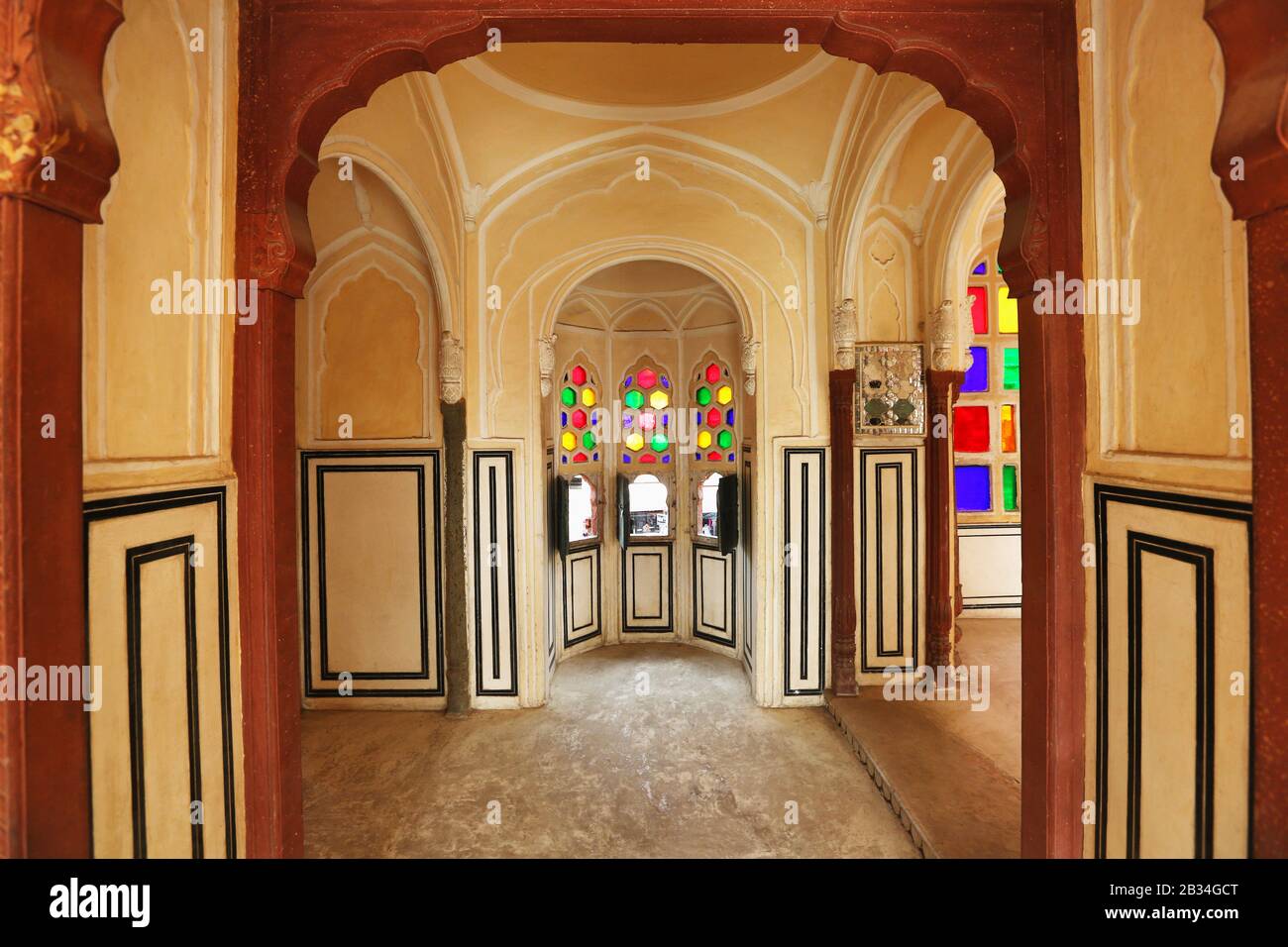 Vetreria colorata. La luce solare riempie l'intera camera con lo spettro dei colori. Hawa Mahal, Jaipur, Rajasthan, India Foto Stock