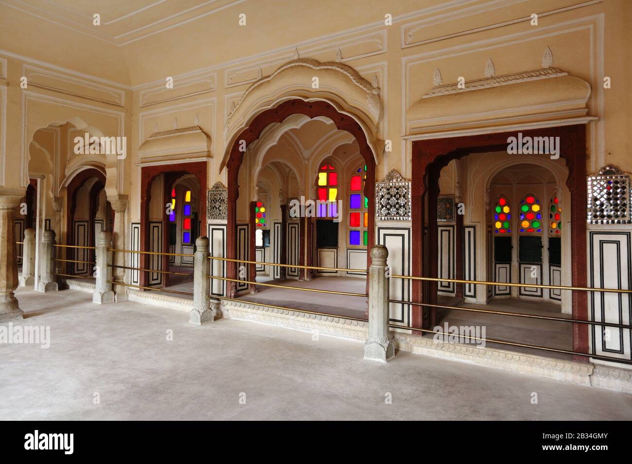 Vetreria colorata. La luce solare riempie l'intera camera con lo spettro dei colori. Hawa Mahal, Jaipur, Rajasthan, India Foto Stock