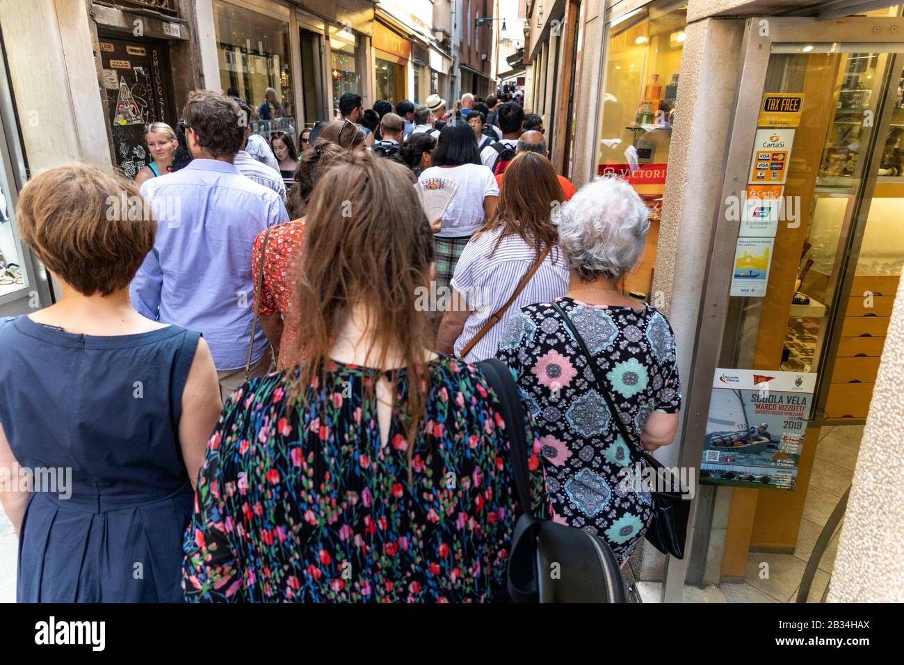 Su strade affollate, turismo di massa, Venezia, Italia Foto Stock