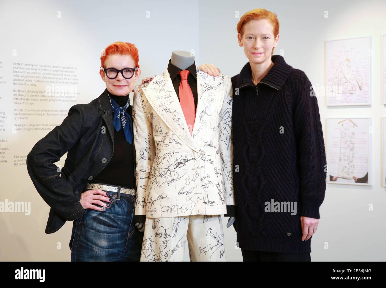 Editoriale UTILIZZARE SOLO Tilda Swinton (a destra) e Oscar-winning costume designer Sandy Powell stand con il suo 'vestito firmato per la campagna Prospect Cottage 2020' prima di andare all'asta a Phillips Auction House, Londra. Foto Stock