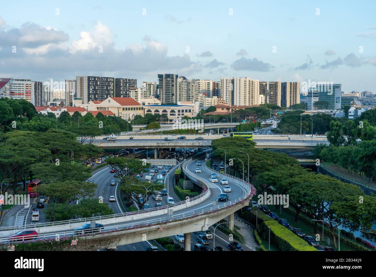 Singapore, SINGAPORE - 19 febbraio 2020: Singapore, Singapore - 19 febbraio 2020: Traffico Fluente lungo una superstrada, autostrada, a Toa Payoh Foto Stock