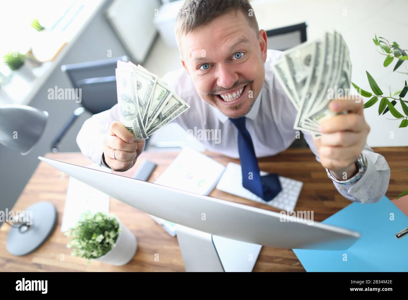 Uomo che vince al casinò Foto Stock