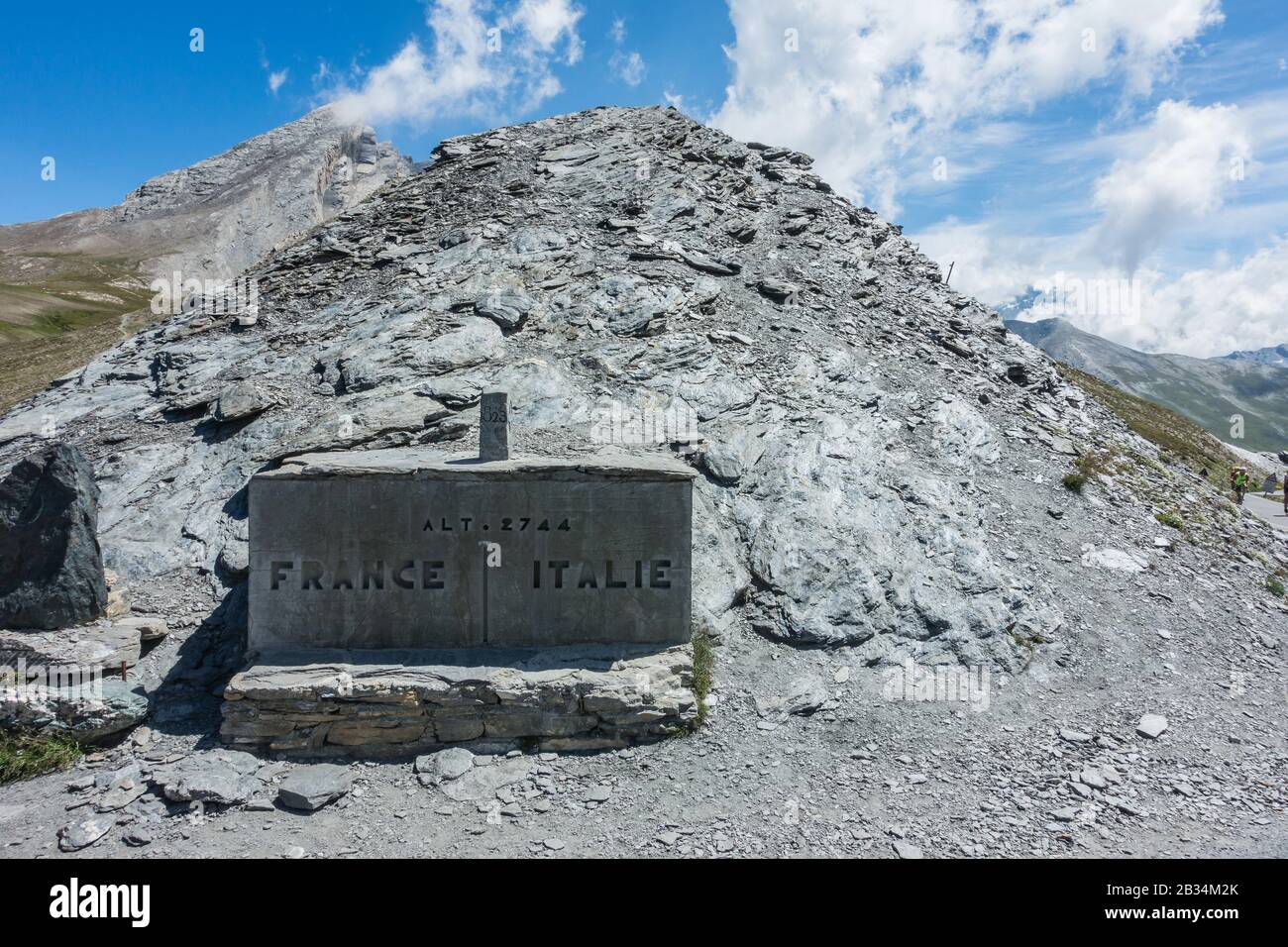 Primo piano del marcatore di confine tra Francia e Italia Nel passo del col Agnel Foto Stock