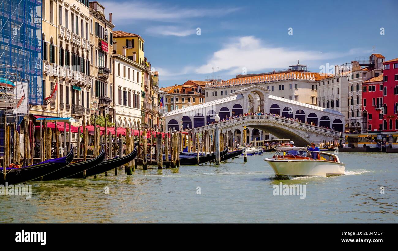 Venezia, VENETO - ITALIA - 16 LUGLIO 2018: Venezia Ponte di Rialto vista dal Canal Grande, Italia durante una bella calda giornata estiva Foto Stock