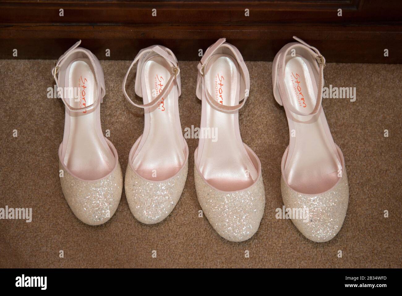 due paia di scarpe da sposa nuovissime che aspettano di essere indossate il giorno del matrimonio, scarpe rosa e scintillanti Foto Stock