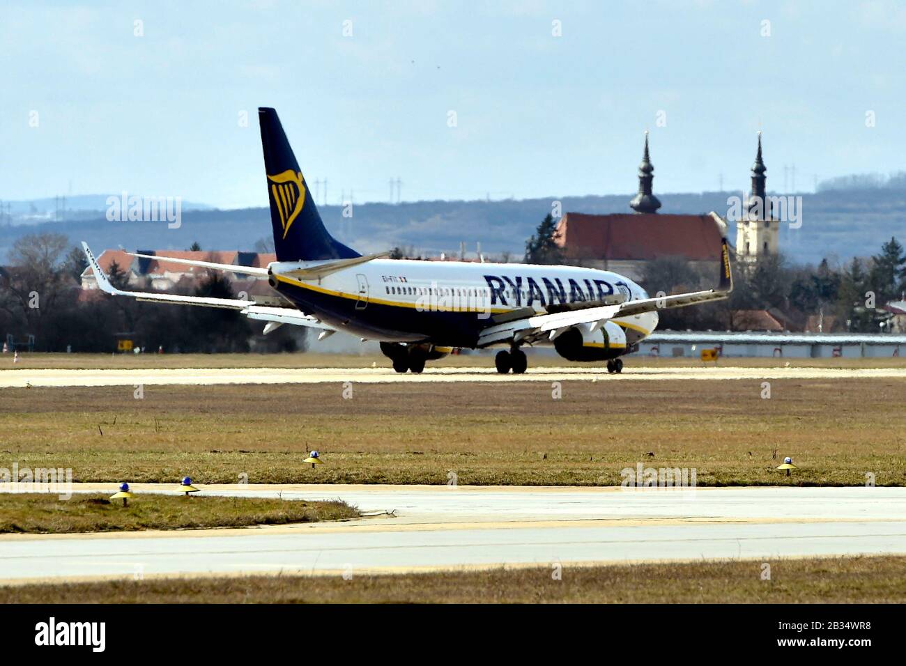 Brno, Repubblica Ceca. 04th Mar, 2020. L'ultimo volo da Bergamo, Italia, con l'aereo delle compagnie aeree low cost Ryanair, è arrivato a Brno, Repubblica Ceca, il 4 marzo 2020. Dopo questo atterraggio non volerà per almeno due settimane e spetterà al governo decidere quando intende rinnovare il divieto di volo dal centro italiano del nuovo coronavirus in Europa. Credit: Vaclav Salek/Ctk Photo/Alamy Live News Foto Stock